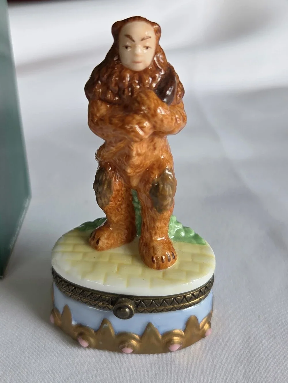 The Wizard of Oz Cowardly Lion Porcelain Hinged Box And Medal Of Courage